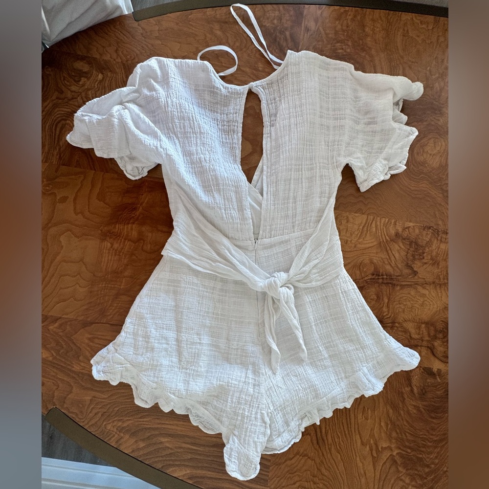 INDIKAH White Gauzy Ruffle Romper Sz XS